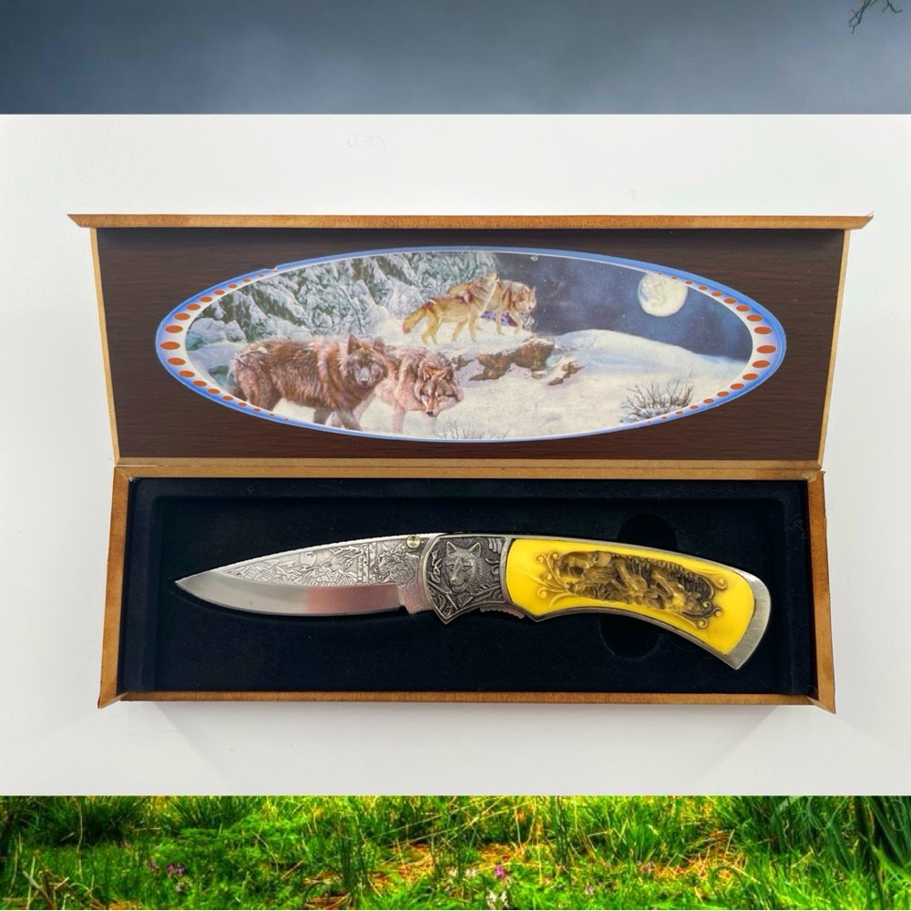 Cabela’s Wild Life Collection Engraved Nature Winter Wolf Pack Folding Knife